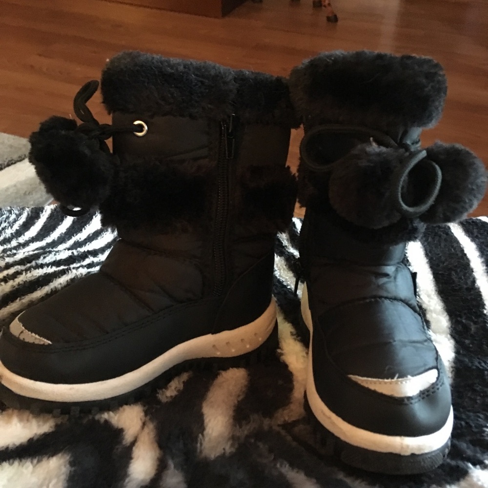 Child’s size 8 snow boots